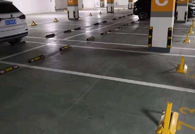 郫都區小區停車風波 車位“只賣不租”引爭議，裝鎖行為引發關注